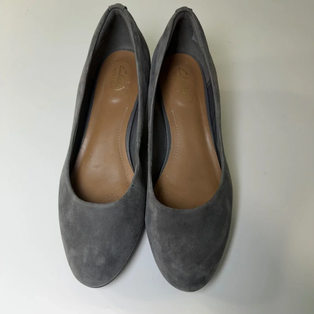 Clarks‎ Artisan Vendra Bloom Womens Grey Suede Wedge Pumps Round Toe Shoes 8.5 M